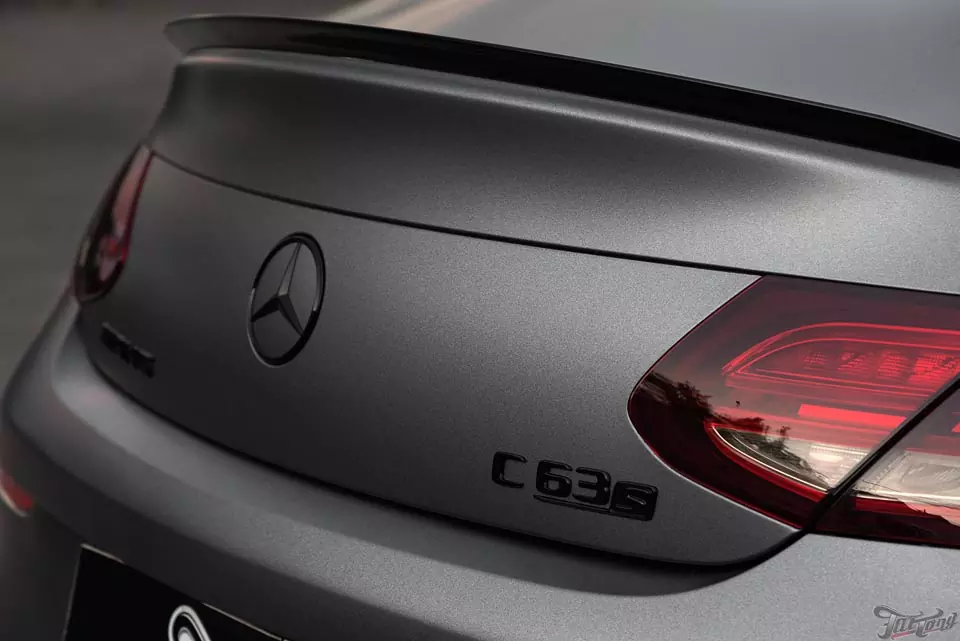 Mercedes C63s AMG. Оклейка кузова в серый мат, антихром и рестайлинг 2019!